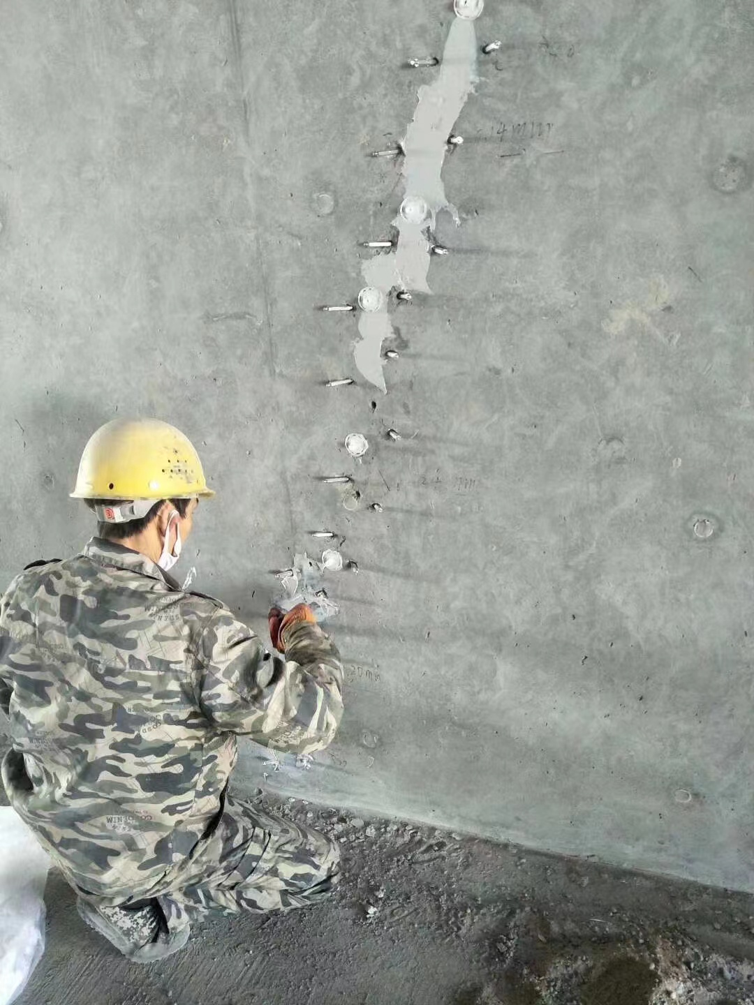 镜铁区混凝土楼板裂缝加固施工的方案